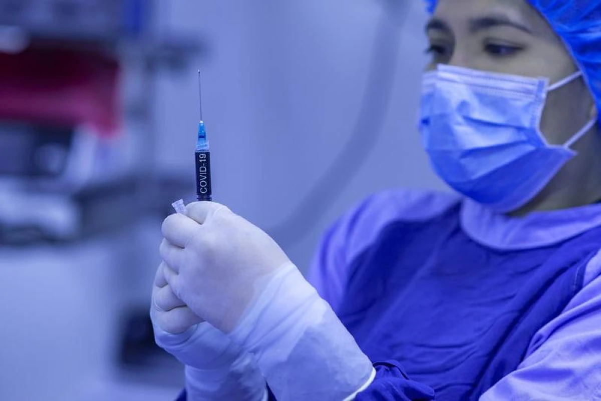 Prima persoană din țară care se vaccinează împotriva Covid este un medic din București