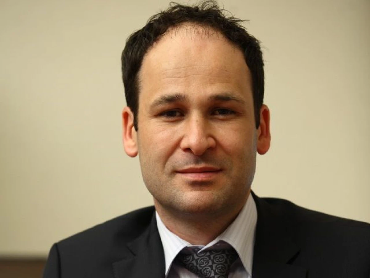 PRIMAR CU DATORII LA INTRETINERE! ROBERT NEGOITA ARE DE DAT 12.000 DE LEI SI E IN PROCES