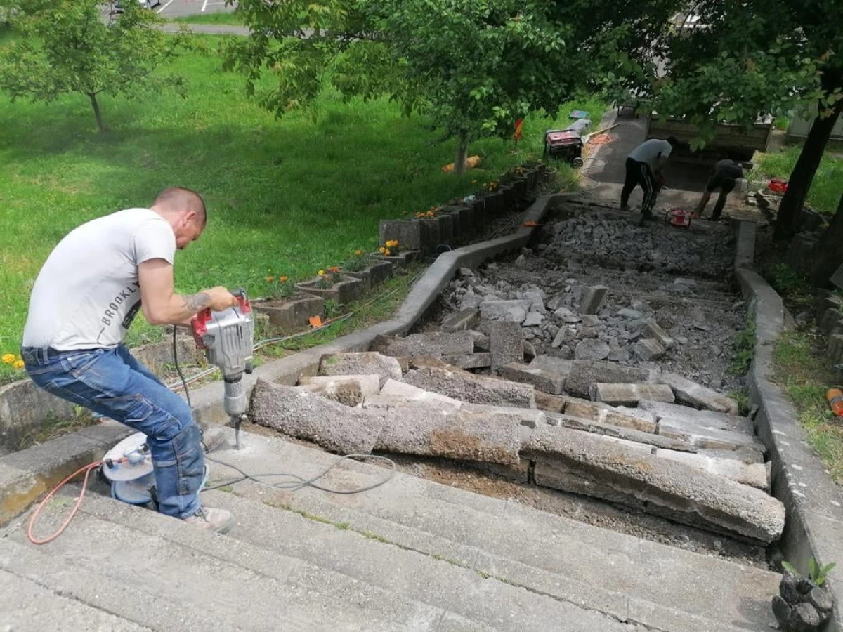 Primăria a demarat lucrările de reabilitare a treptelor de pe digul Mureșului