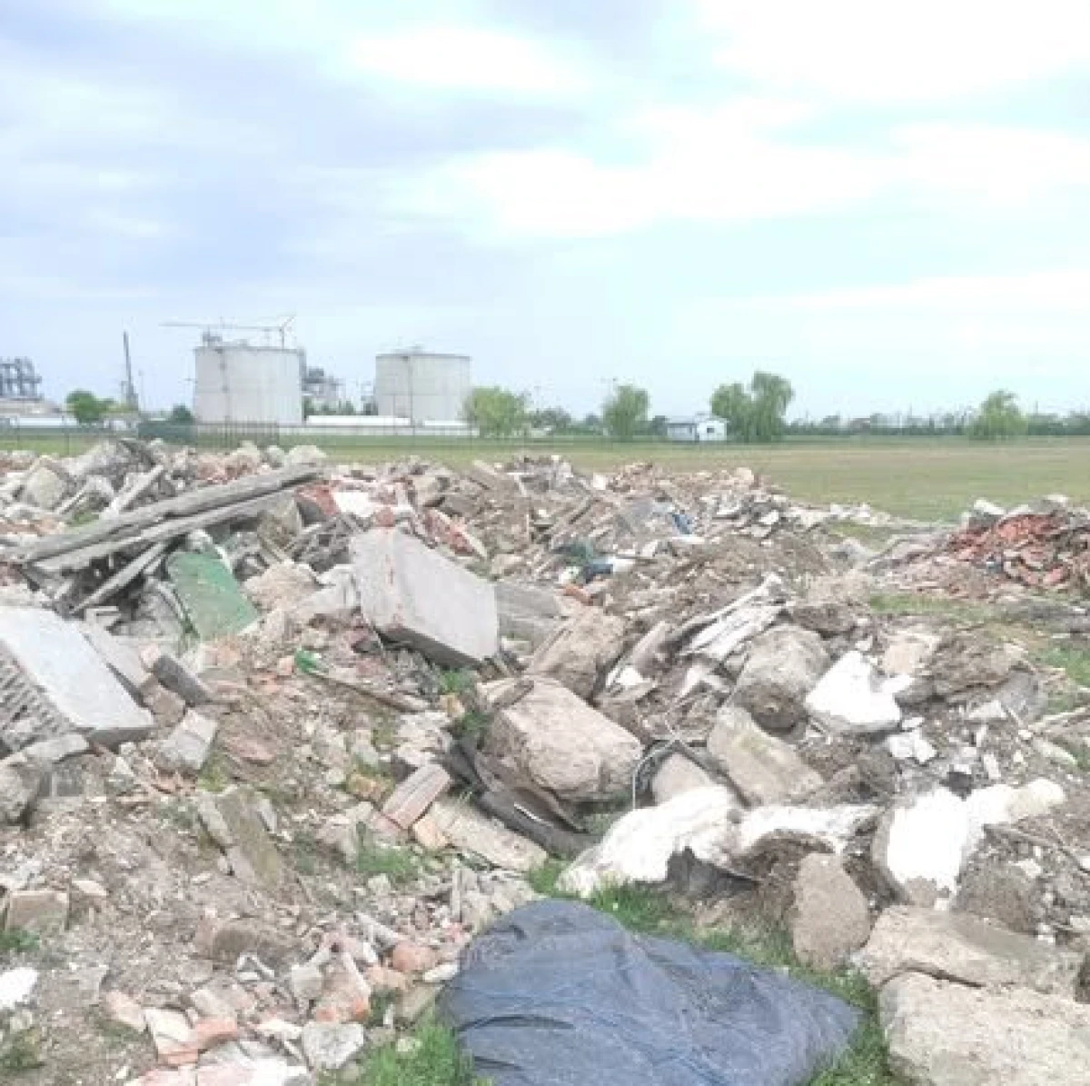 Primăria Arad a epuizat bugetul pentru curățarea terenurilor cu gunoaie abandonate. Costurile ajung la 6 milioane de lei