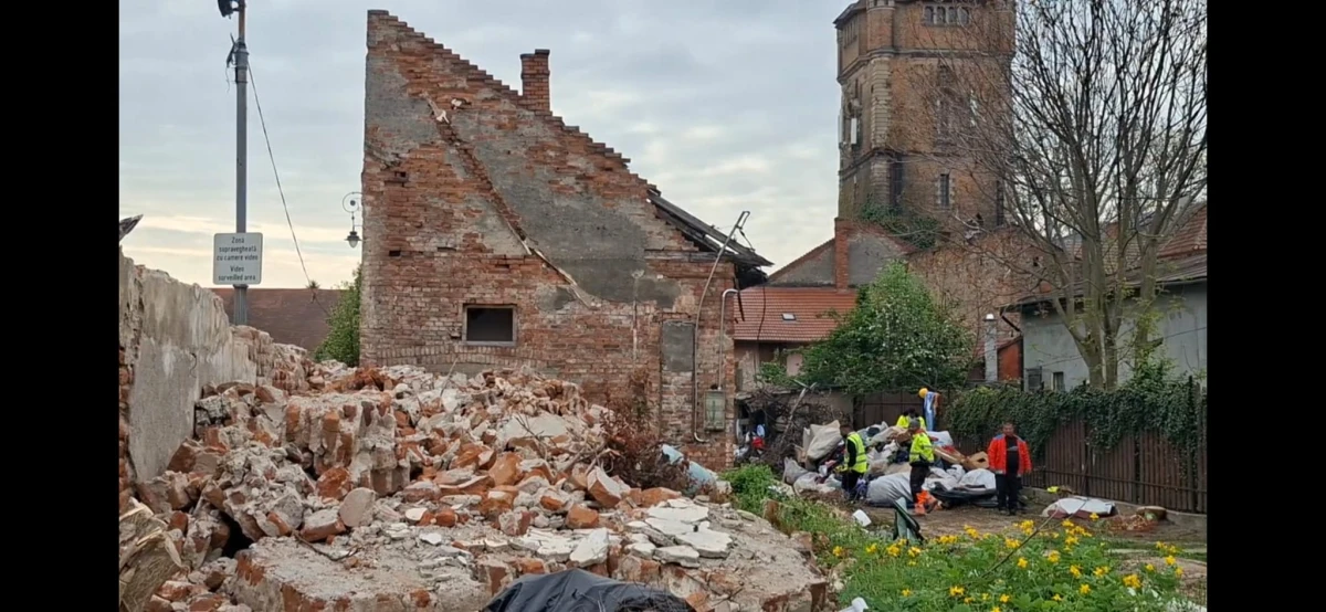 Primăria Arad a început demolările lângă Parcul Reconcilierii pentru o nouă parcare