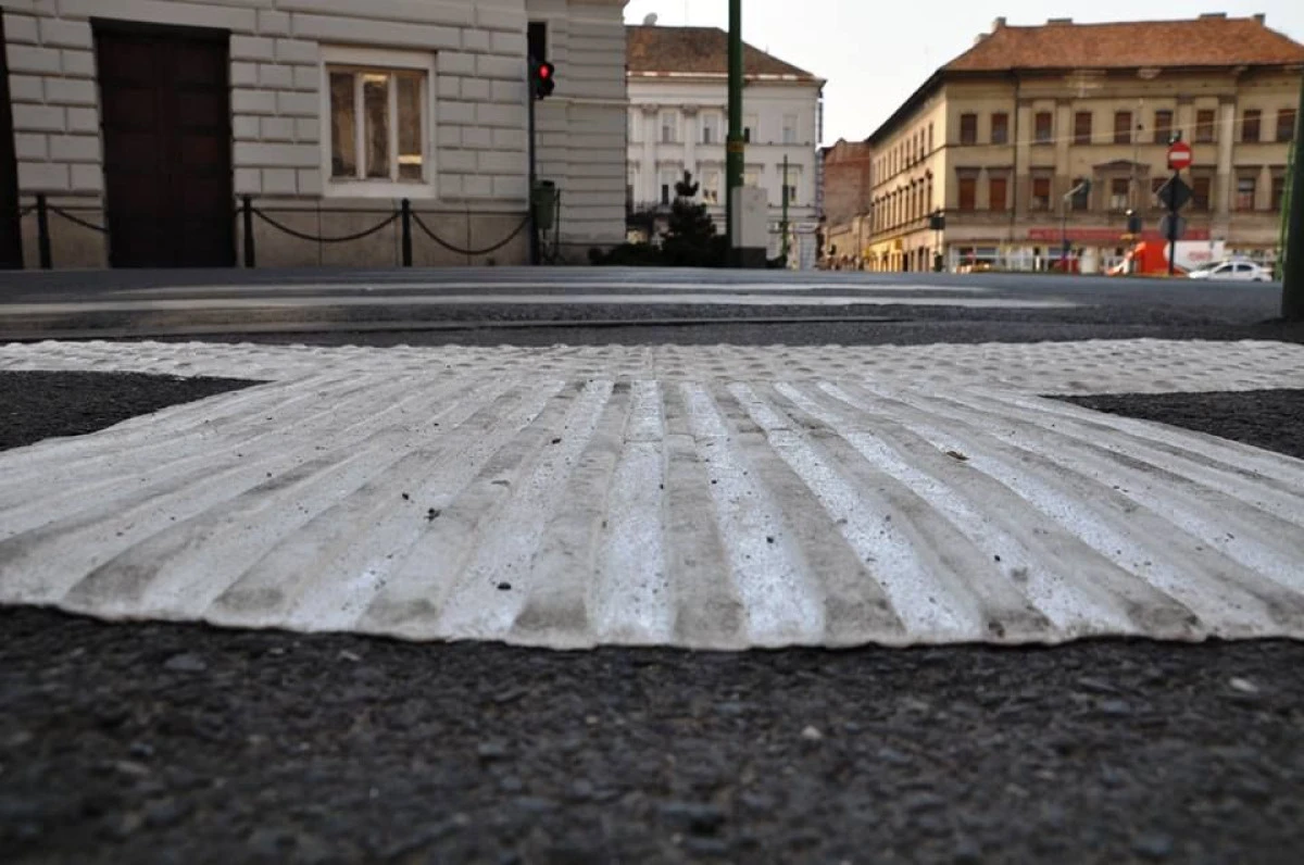 PRIMARIA ARAD A INCEPUT INSTALAREA DE MARCAJE TACTILE DE SEMNALIZARE A TRECERILOR DE PIETONI