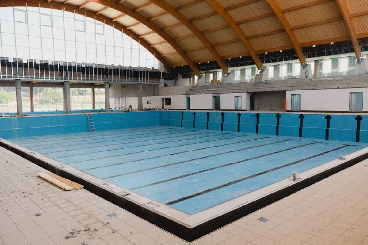 Primăria Arad blochează finalizarea noului bazin de polo      