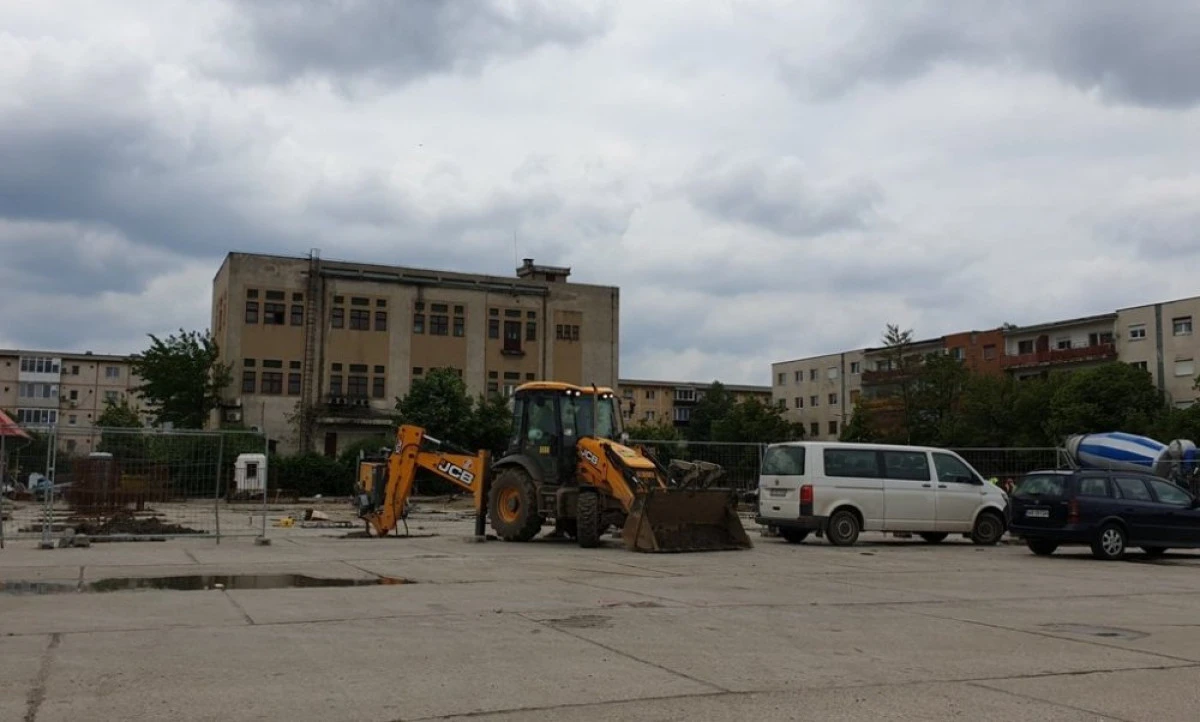 Primăria Arad ridică o parcare în Piața Soarelui, deși aceasta e concesionată de SC TOP