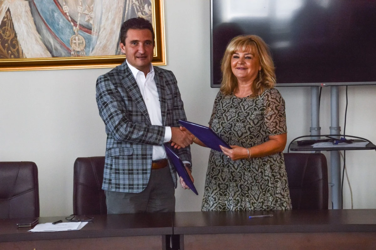 Primăria, Colegiul Economic şi 12 firme au semnat un contract pentru formarea elevilor prin învăţământul dual