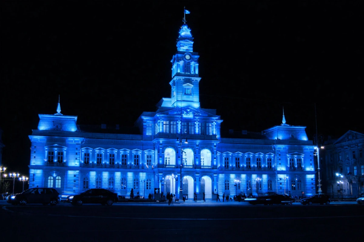 Primăria Municipiului Arad, iluminată în albastru