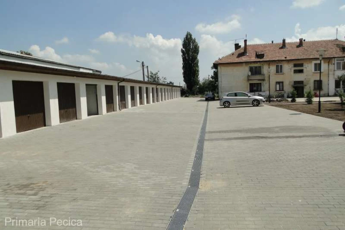 Primăria Pecica construieşte boxe pe care le închiriază locatarilor de la bloc