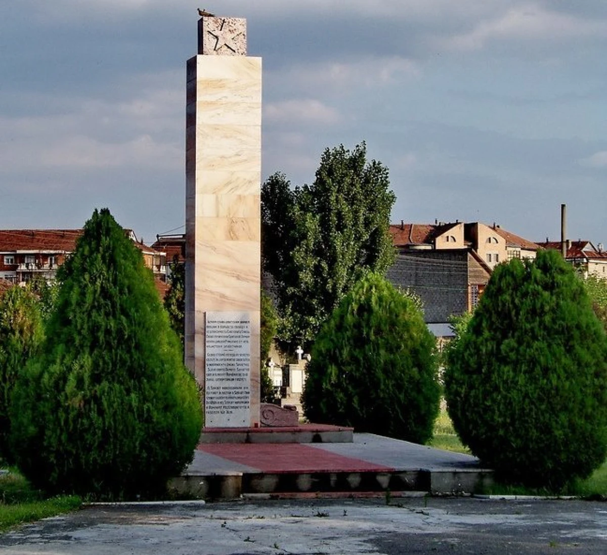 Primăria renovează obeliscul eroilor sovietici. Monumentul Marii Uniri mai așteaptă