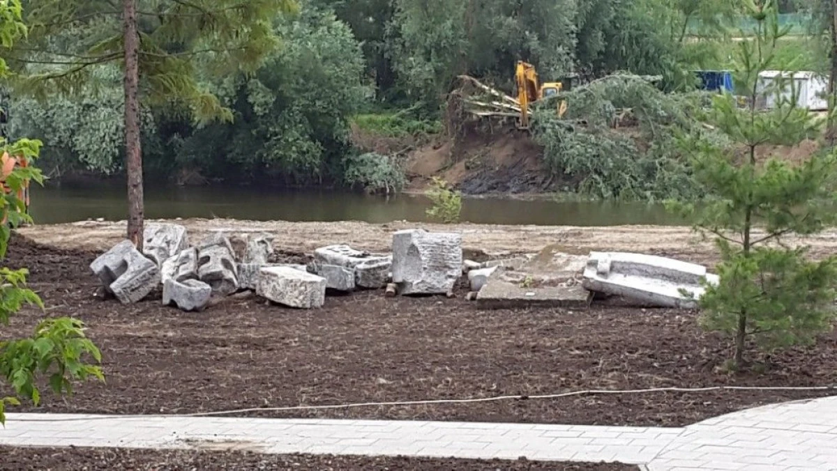 PRIMARIA SE SPALA PE MAINI IN CAZUL SCULPTURILOR DE PE MAL. CONSTRUCTORUL E DE VINA