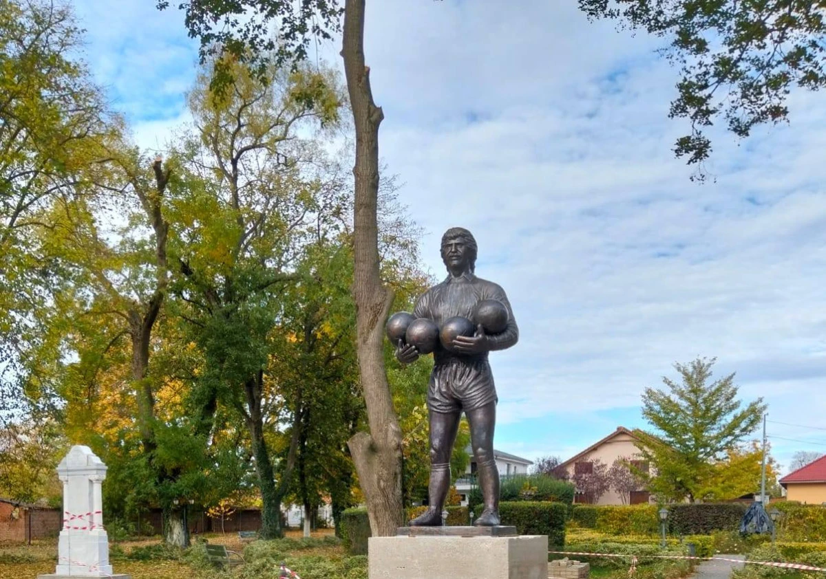 Primăria Semlac a finalizat statuia din bronz a fostului mare portar Helmut Duckadam