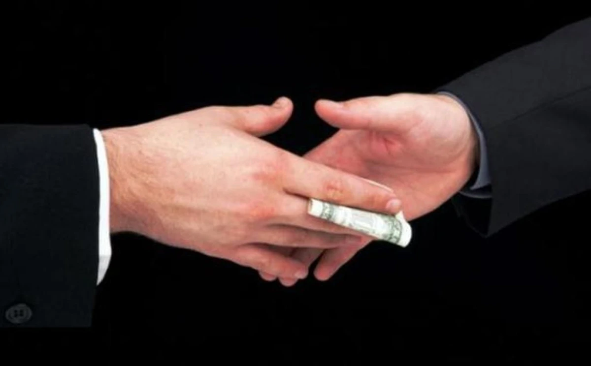PRIMARII VOR SALARII MAI MARI PENTRU A FI FERITI DE TENTATII