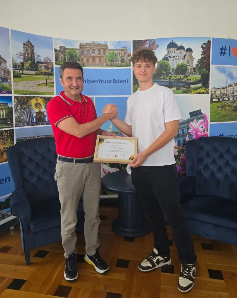 Primarul Călin Bibarț l-a felicitat pe Mihai Stanciu, medaliat cu argint la Olimpiada Internațională de Chimie