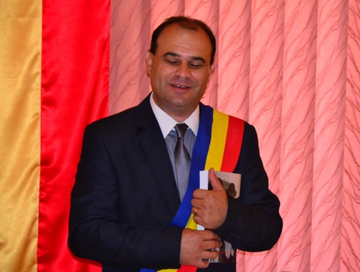 PRIMARUL COMUNEI SECUSIGIU, ACUZAT CA FOLOSESTE BANI PUBLICI PENTRU CAMPANIA ELECTORALA