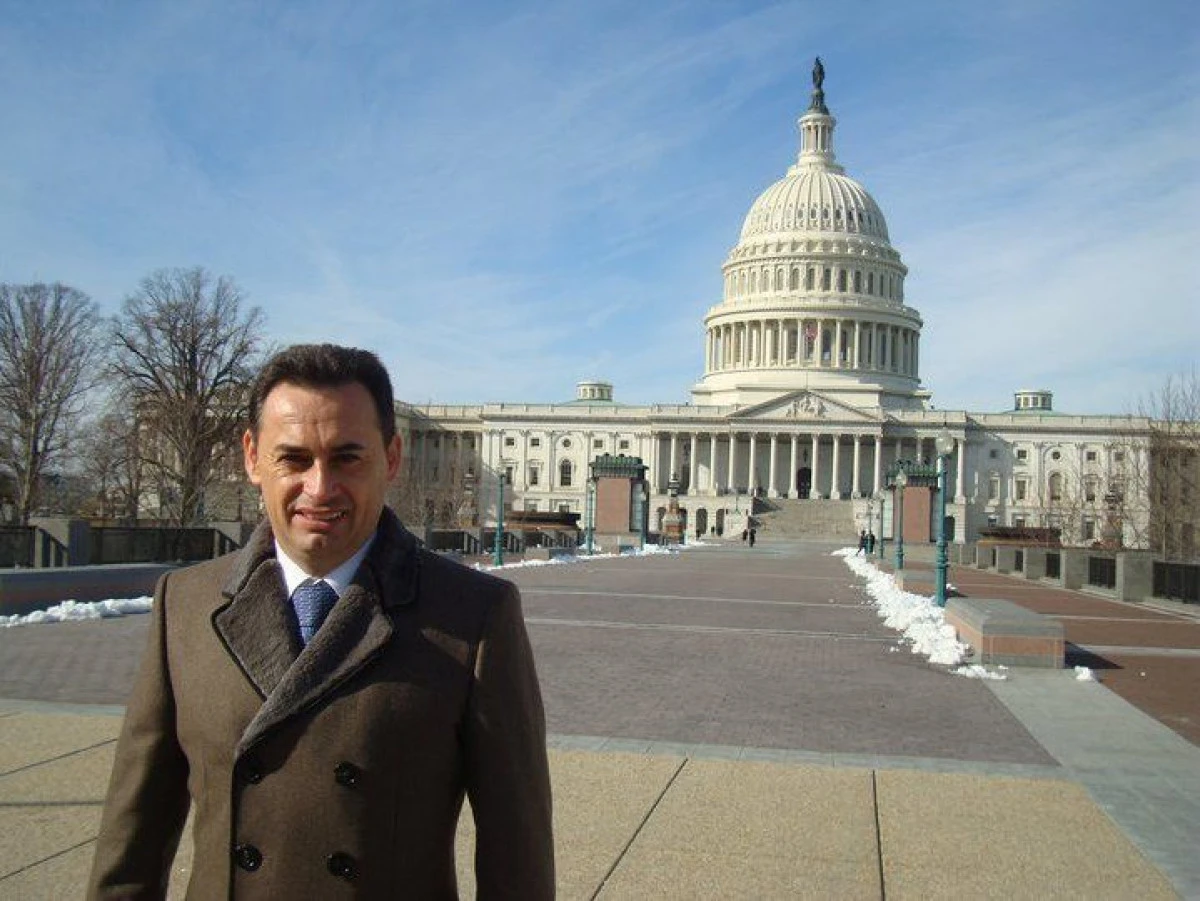 PRIMARUL FALCA A AJUNS IN AMERICA PE FILIERA UNUI FOST PSD-IST