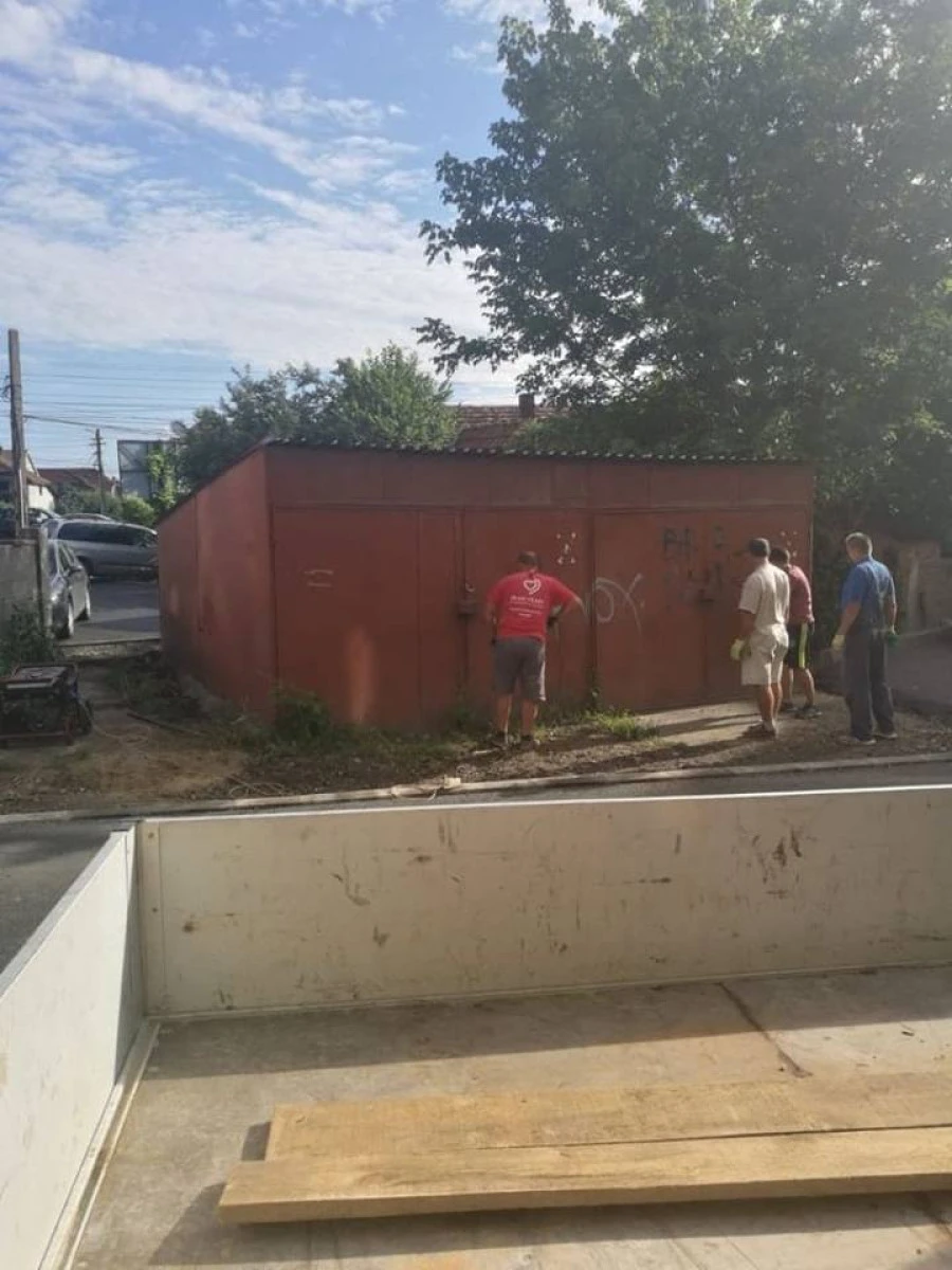 Primele două garaje demolate de Primărie, în Micălaca