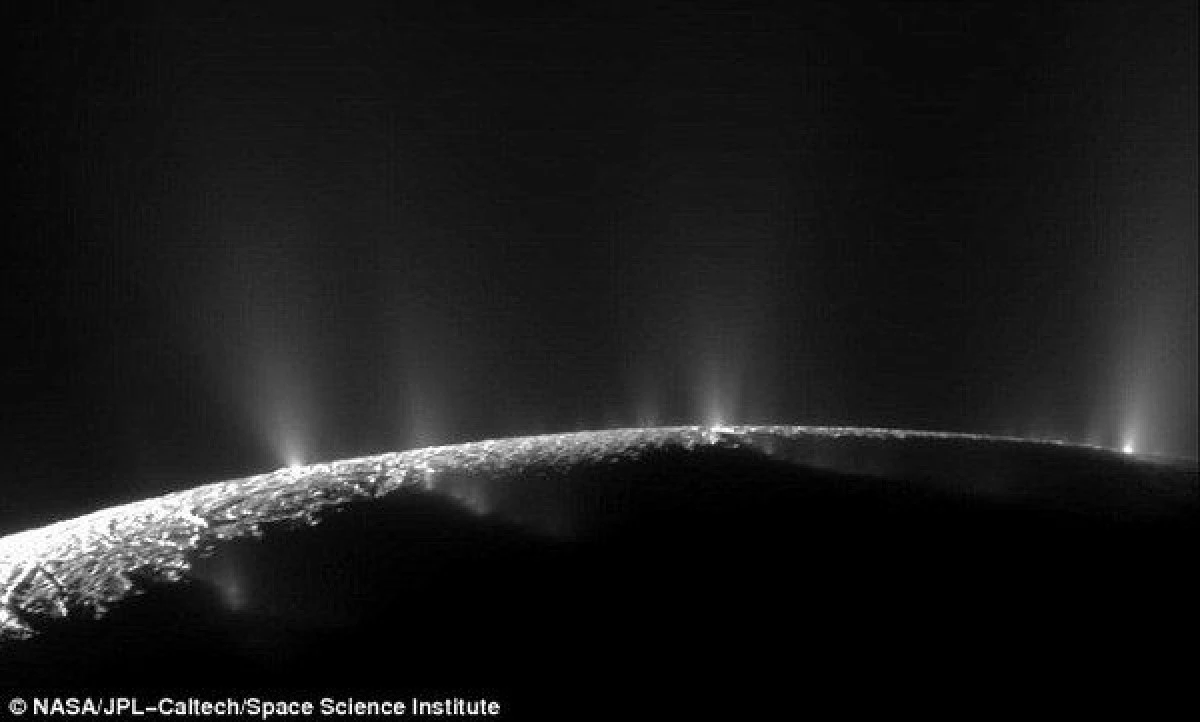 PRIMELE FOTOGRAFII CU JETURILE DE APA SI VAPORI DE PE ENCELADUS, SATELIT AL PLANETEI SATURN