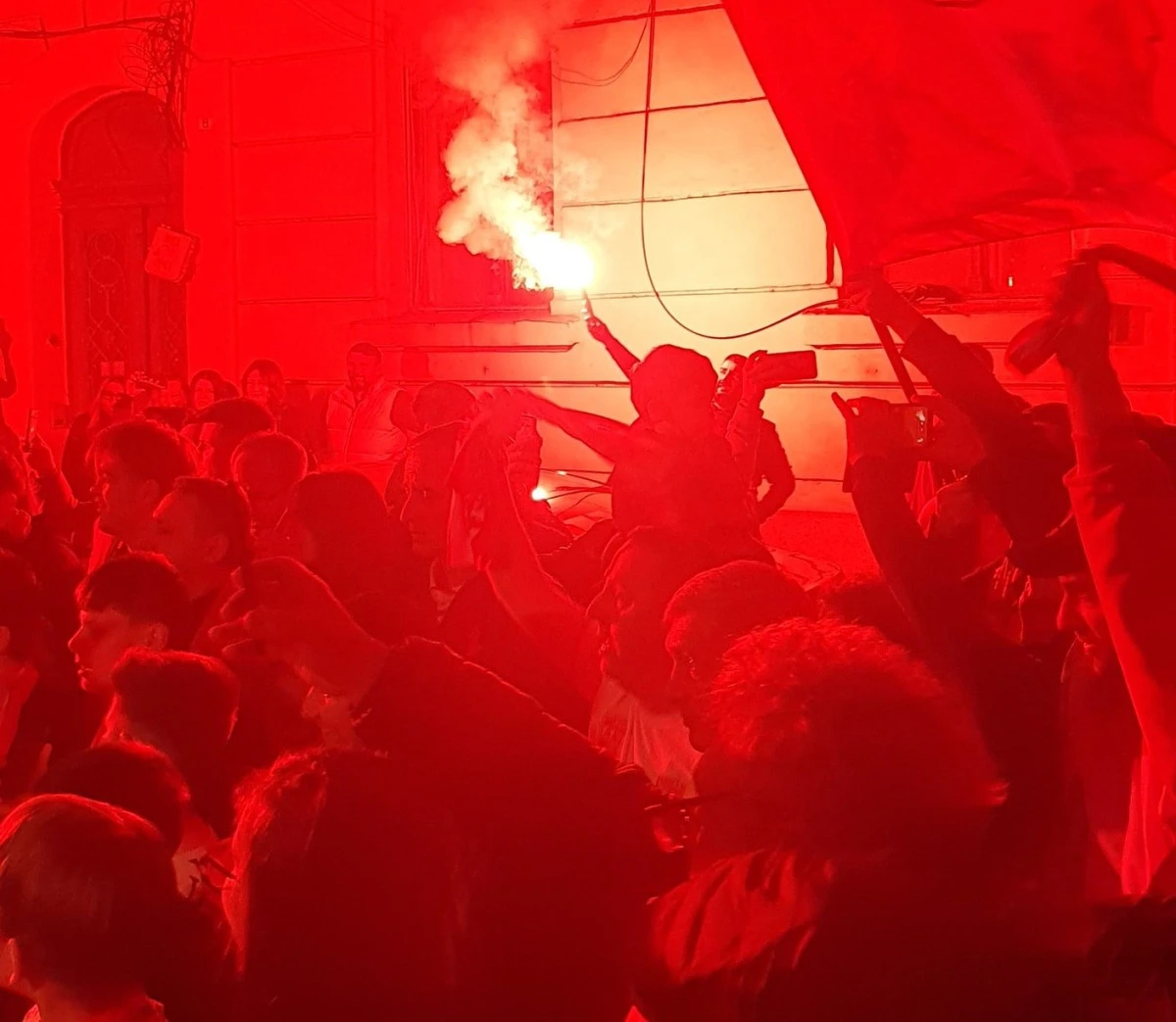 Primire cu torțe și fumigene! Sute de fani ai lui Dinamo au dat show la hotelul lui Țucudean