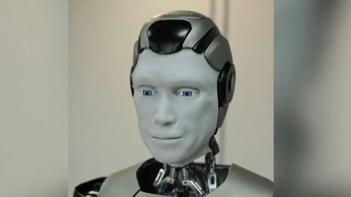 Primul robot umanoid creat în Rusia a căzut pe scenă, chiar în timpul lansării