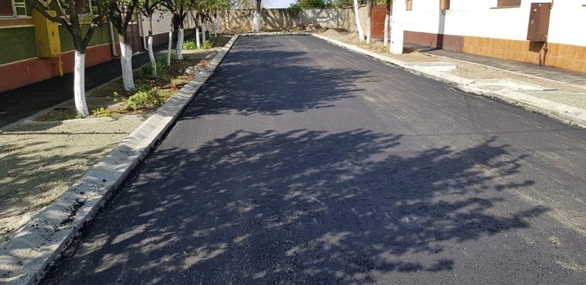 Primul strat de asfalt pe strada Pinului