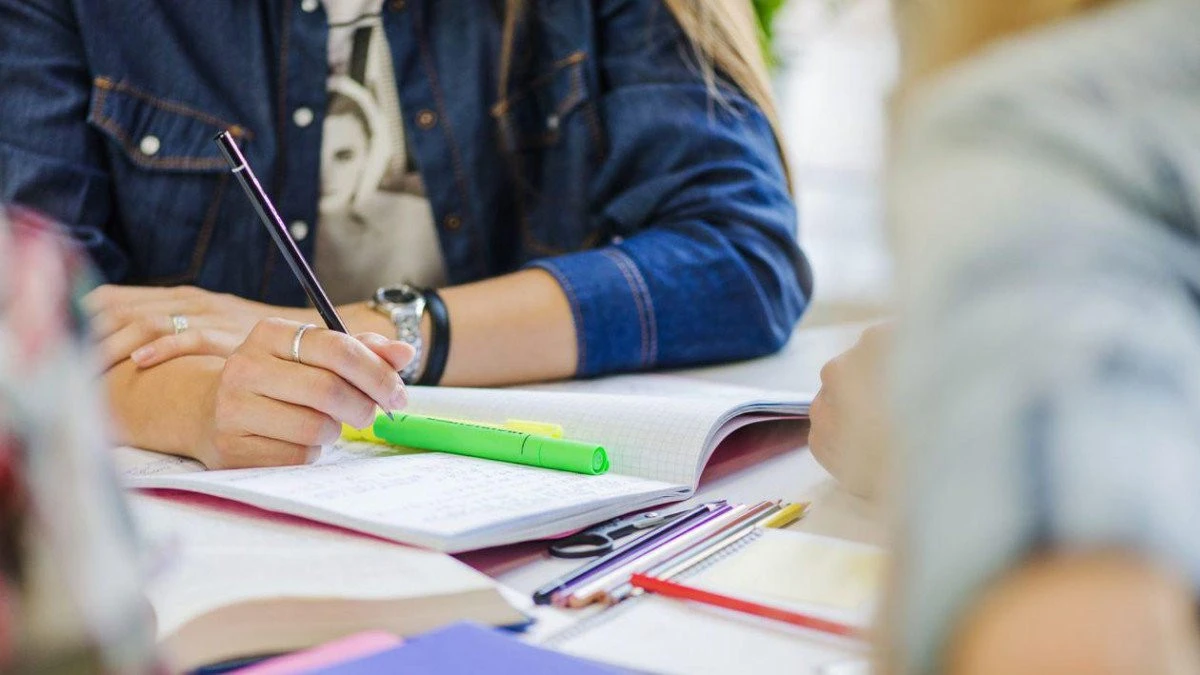 ”Primul student din familie”. Statul oferă bani pentru tinerii români!