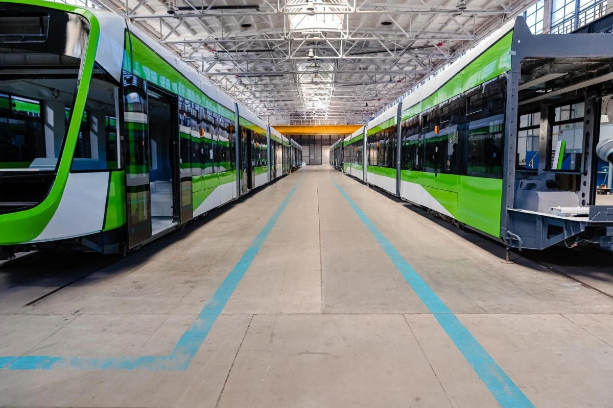 Primul tramvai fabricat la Arad, din lotul de 100 contractat de Primăria Bucureşti, va fi livrat în această vară