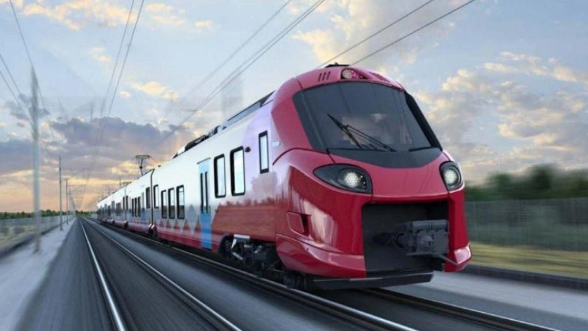 Primul tren electric cumpărat de România în ultimii 40 de ani a fost distrus de pietre