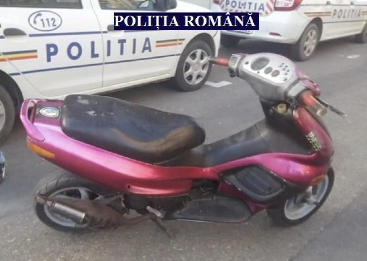 Prins beat cu mopedul pe drumul dintre Seleuș și Ineu