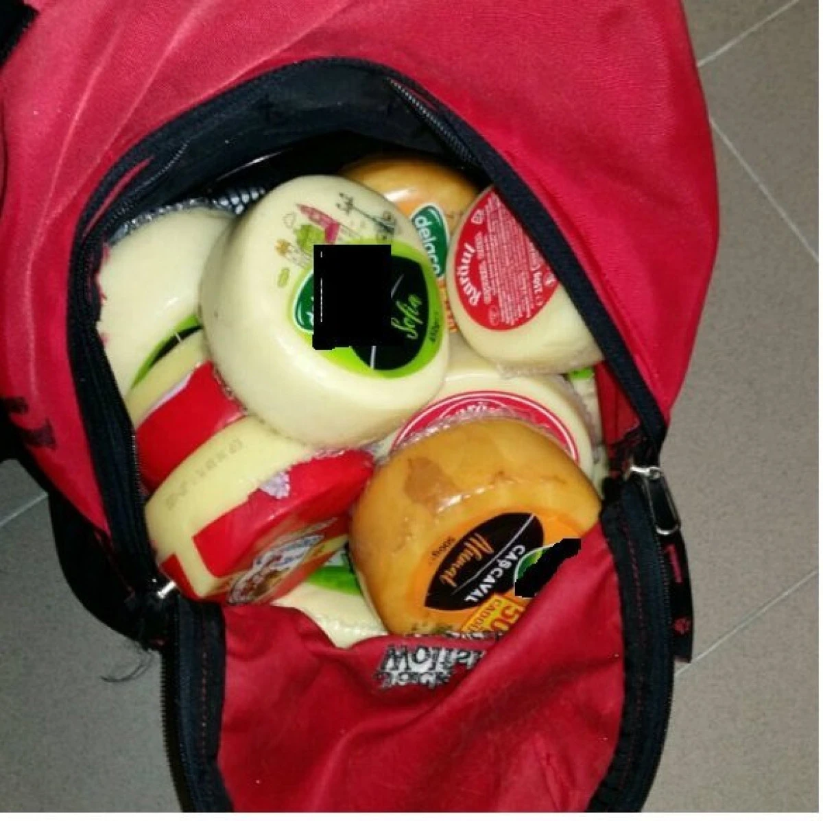 Prins după ce a furat 13 bucăți de cașcaval dintr-un supermarket din Arad