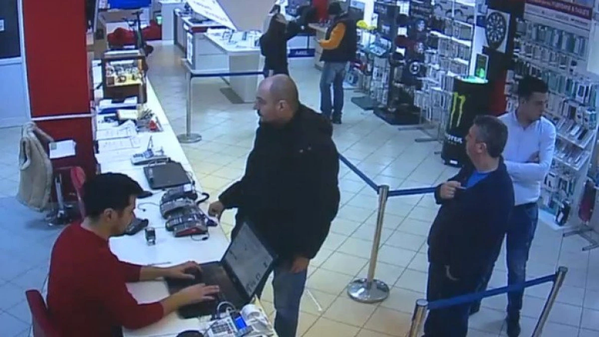 Prins în flagrant în timp ce fura două perechi de pantofi sport, din mall