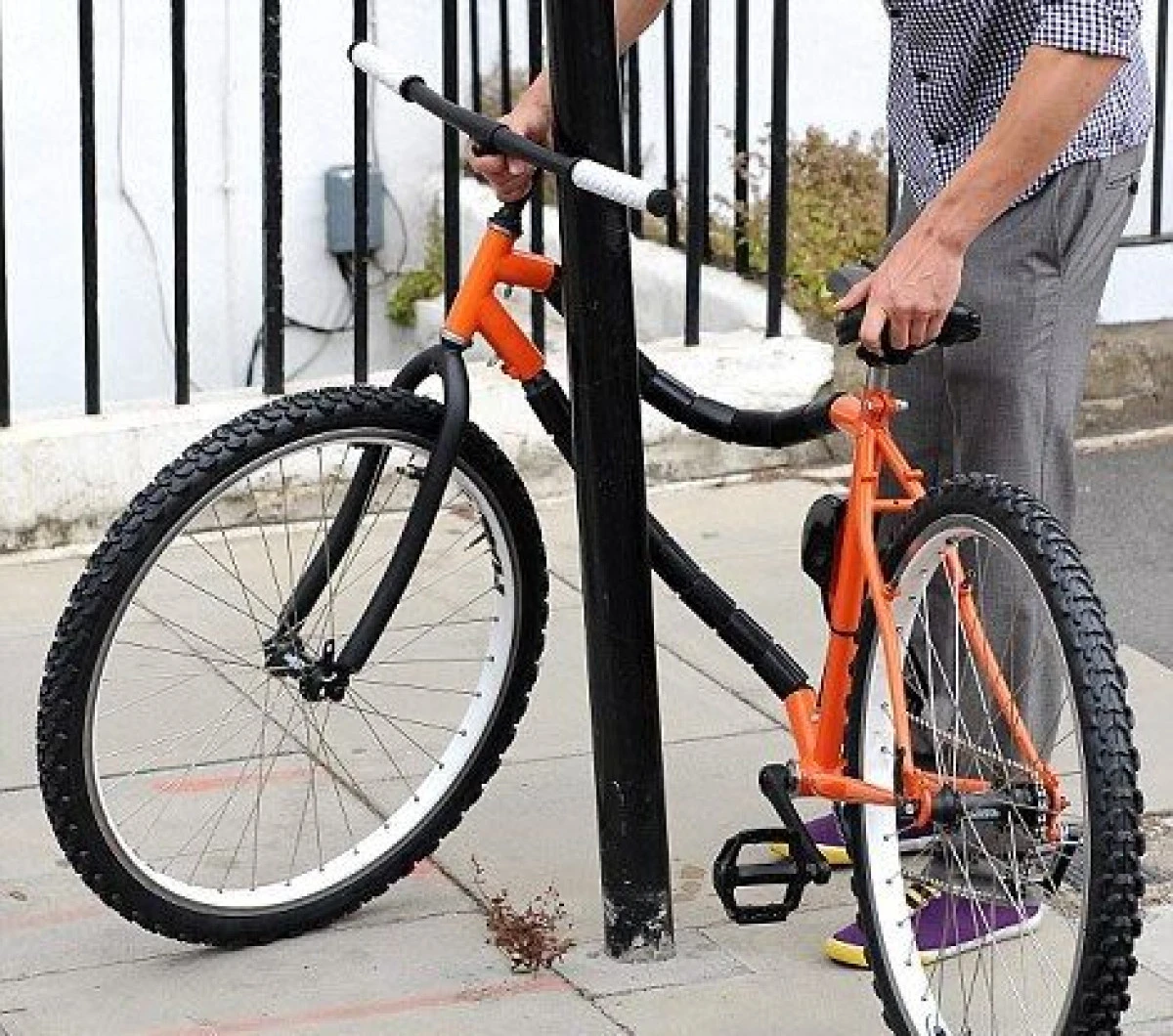 PRINS IN FLAGRANT IN TIMP CE FURA O BICICLETA