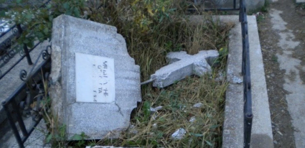 Prins în timp ce profana un mormânt, dintr-un cimitir din municipiu