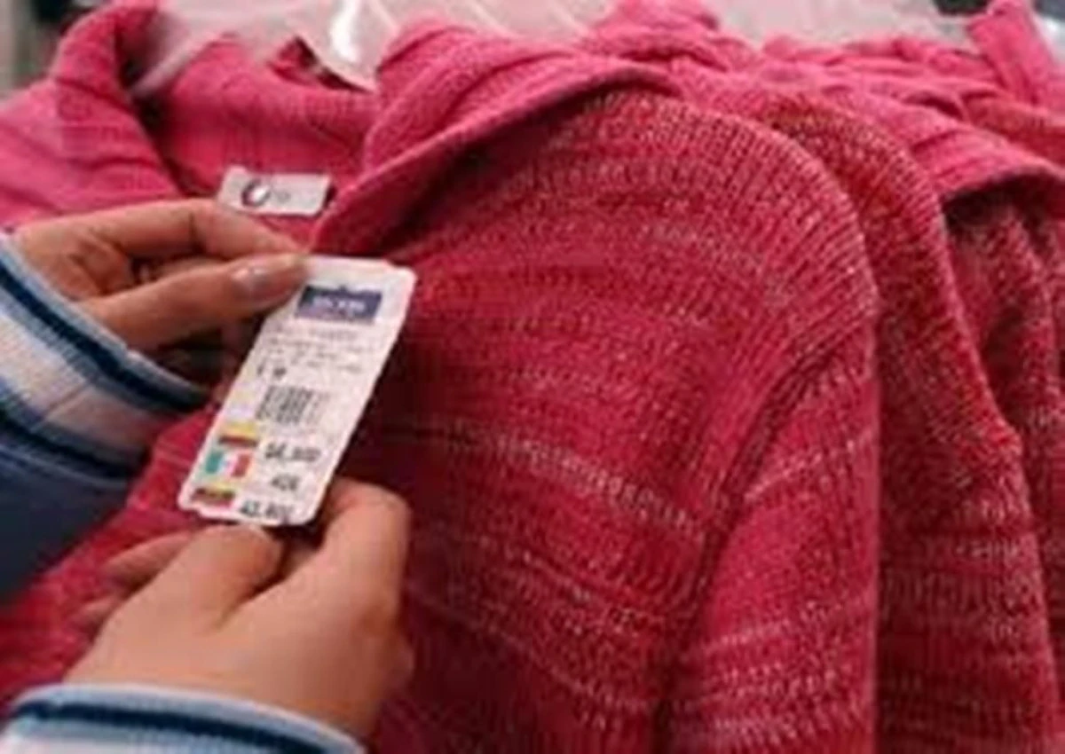 PRINSA IN FLAGRANT IN TIMP CE FURA IMBRACAMINTE DINTR-UN MAGAZIN
