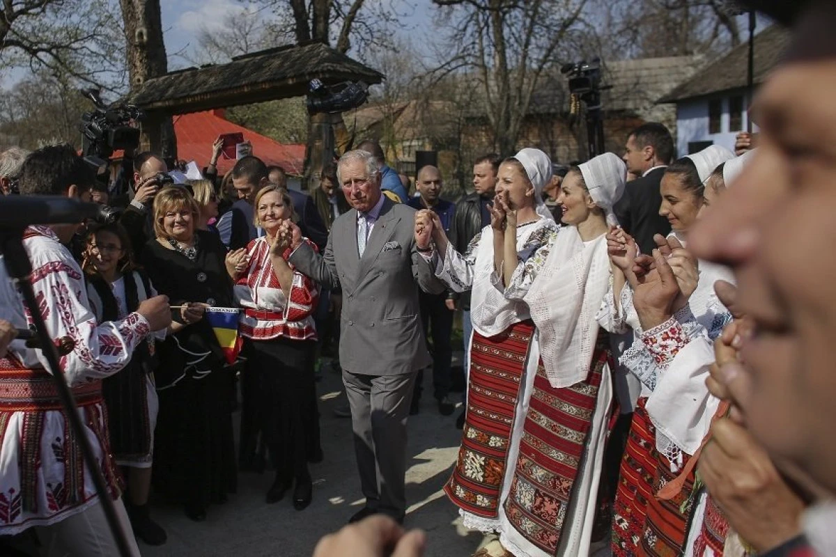 Prințul Charles, impresionat de Biserica Dragomirești, ouăle încondeiate și icoanele lucrate manual de la Muzeul Satului