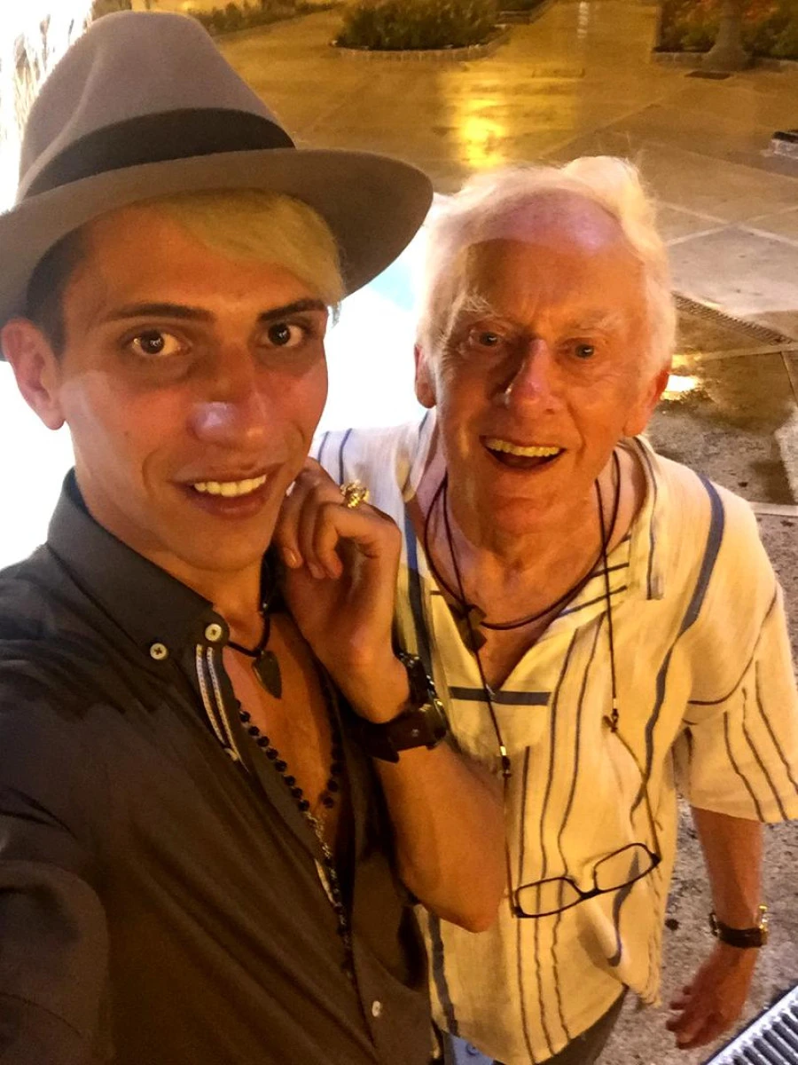 Probleme în paradis. Preotul britanic, lăsat pe drumuri de soțul român