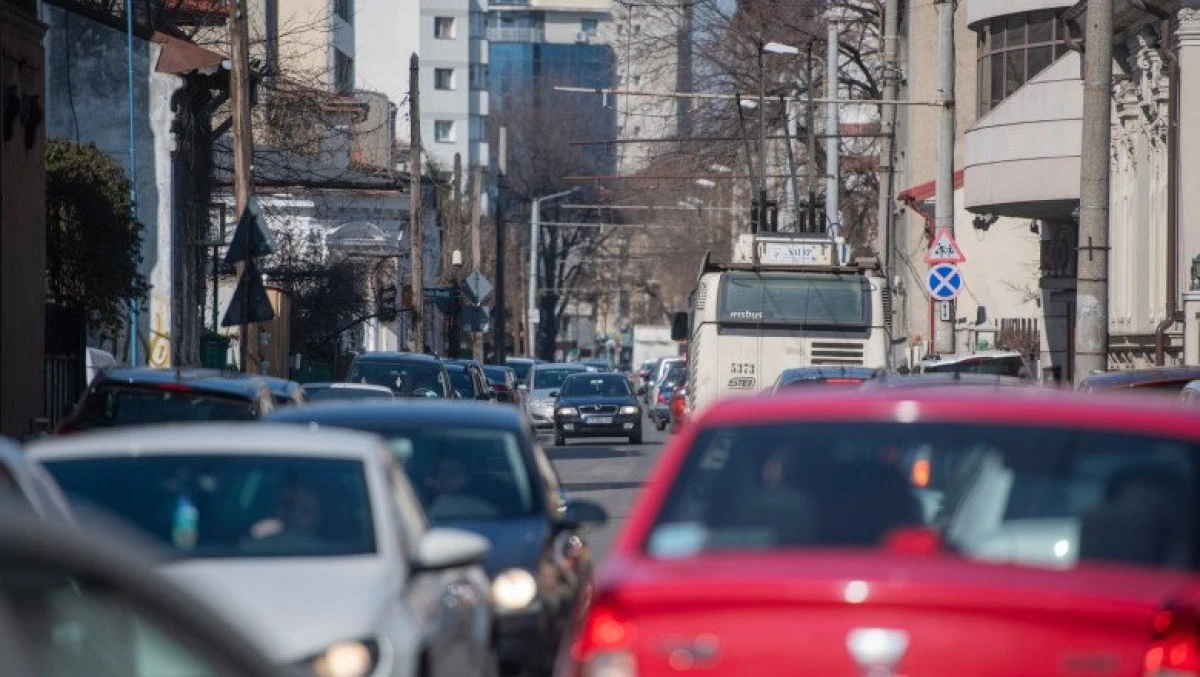 Problemele care pot duce la adevărate catastrofe în trafic, pe caniculă. Recomandările specialiștilor