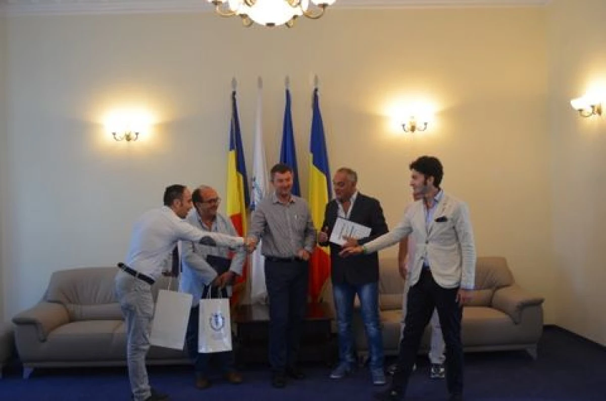 PRODUCĂTORI ITALIENI DE VINURI ȘI ULEI DE MĂSLINE CAUTĂ DISTRIBUITORI LA ARAD