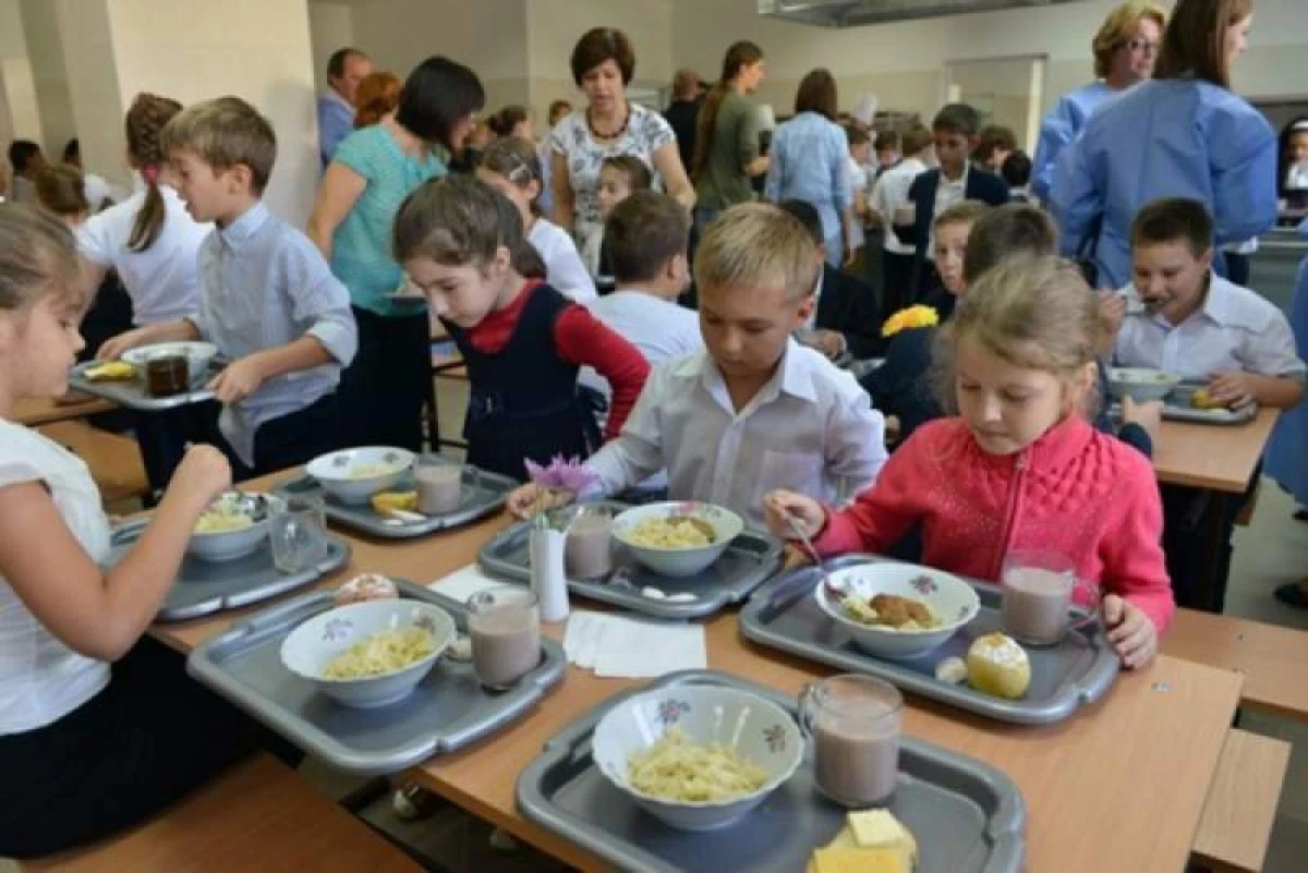 Programul-pilot de acordare a unui suport alimentar pentru preşcolarii şi elevii din 50 de școli va continua