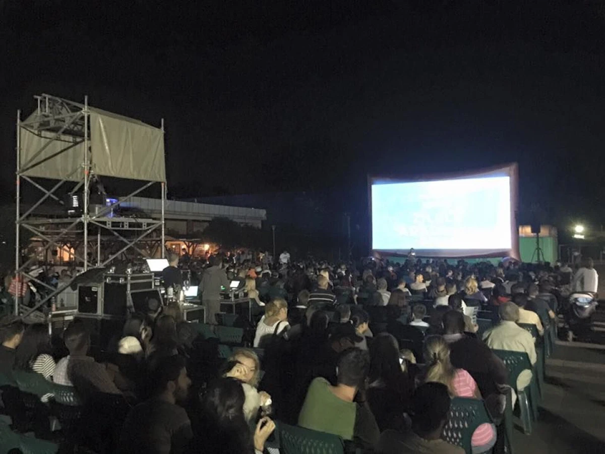 PROIECTIILE DE FILM DIN WEEKEND AU STRANS PESTE 1.500 DE ARADENI