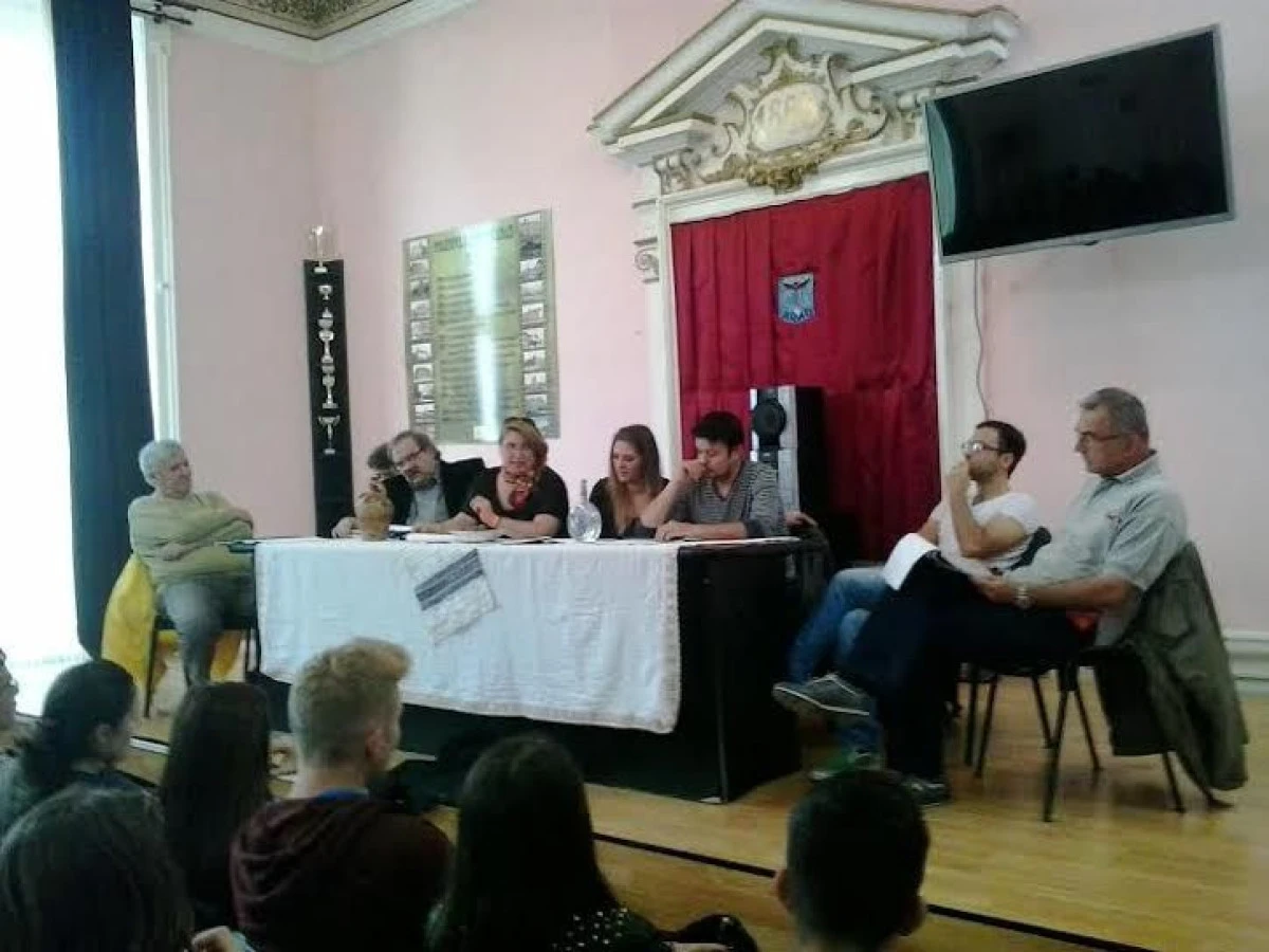 PROIECTUL TEATRUL, SCOALA SI INVERS A DEBUTAT CU FATA DE BIRAU