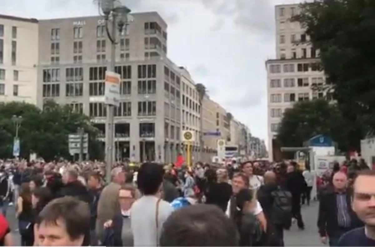 Protest cu mii de oameni la Berlin faţă de restricţiile din pandemie