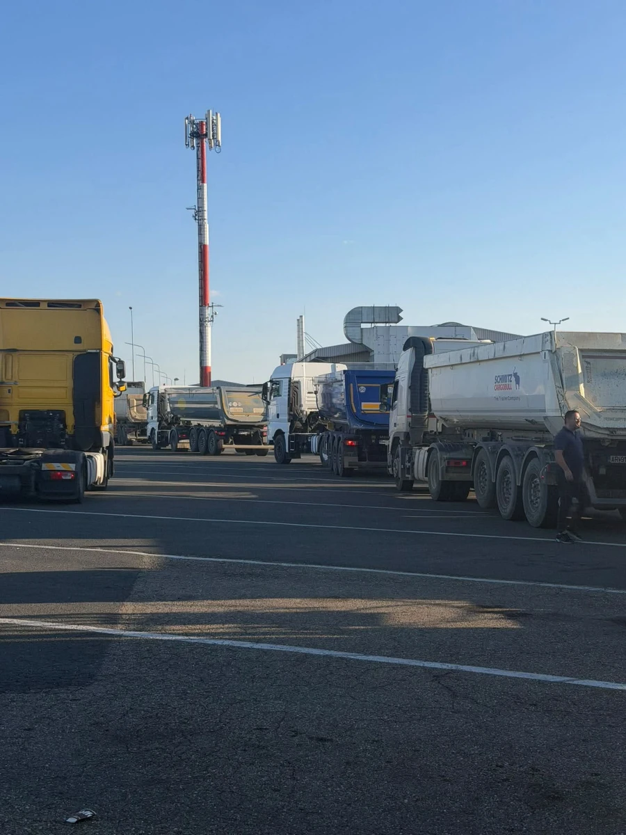 Protest cu zeci de camioane pe centura Aradului. Transportatorii cer amânarea TollRo