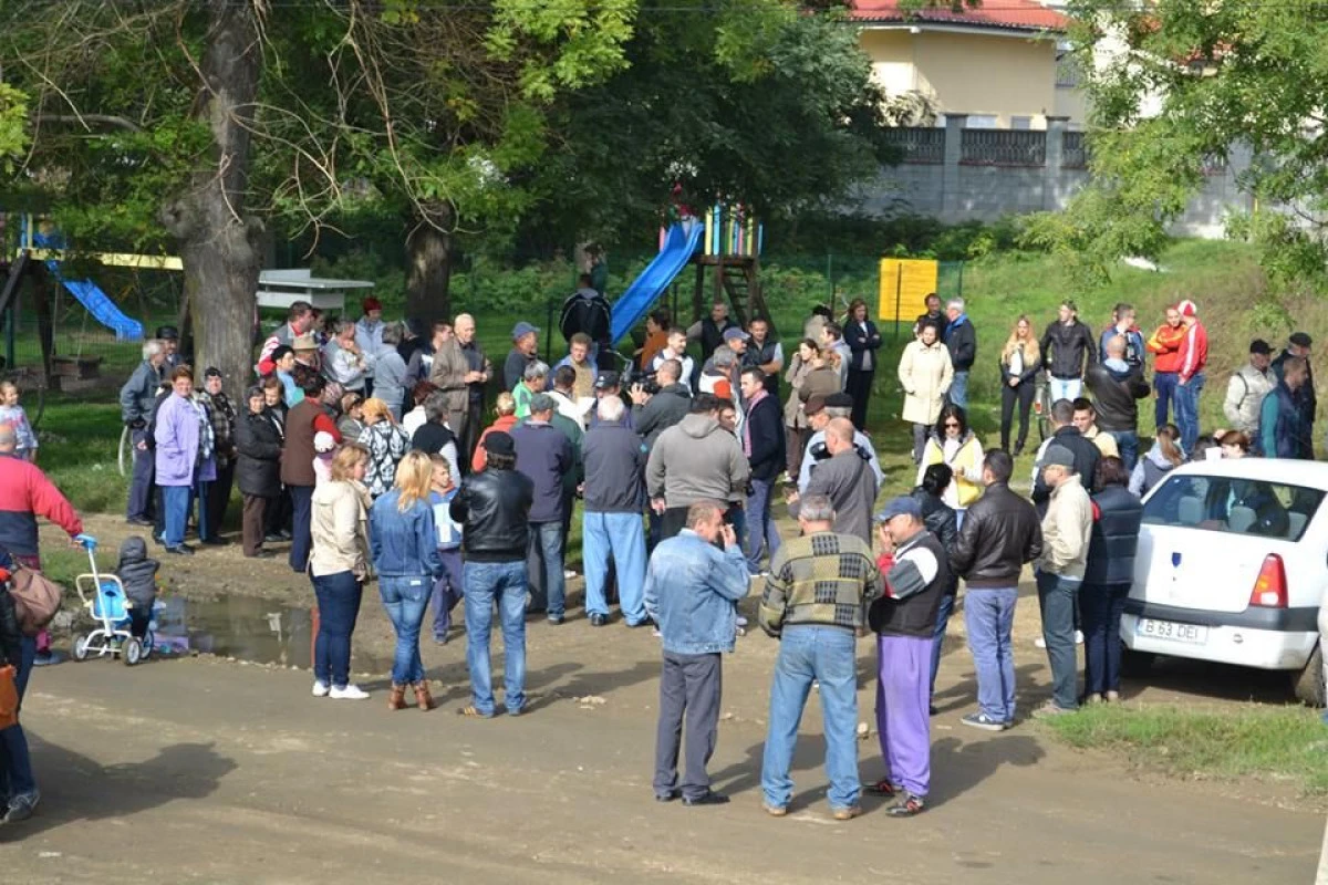 PROTEST IN ARADUL NOU, DIN CAUZA DRUMURILOR DE PAMANT. FALCA E OCUPAT CU IOHANNIS 