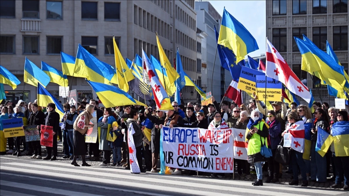 Protest înaintea Consiliul European: „Apăraţi Ucraina, apăraţi Europa!”