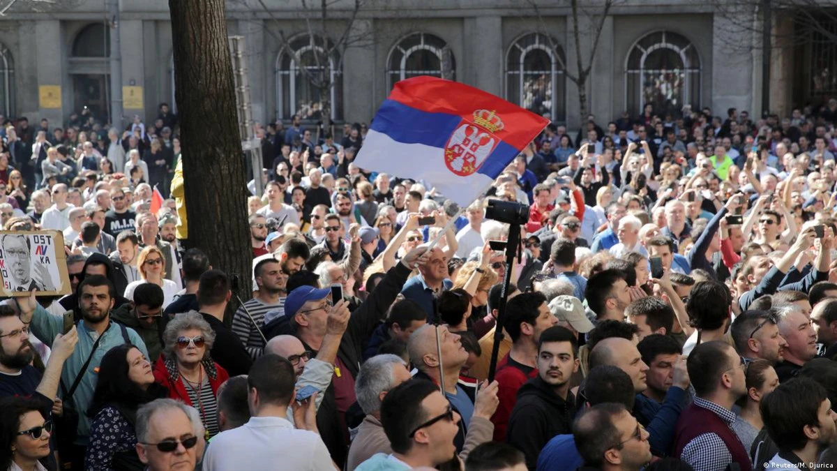 Proteste de amploare în Serbia după cele două atacuri sângeroase soldate cu 17 morți
