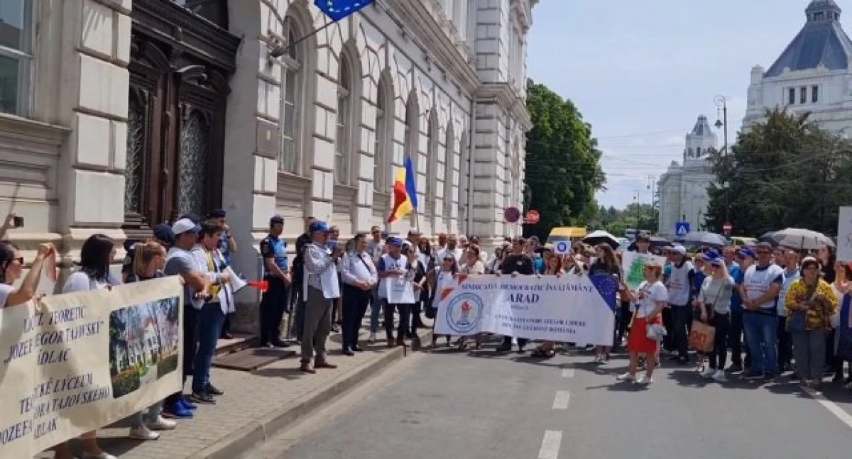 Proteste împotriva Guvernului, în fața Prefecturii Arad