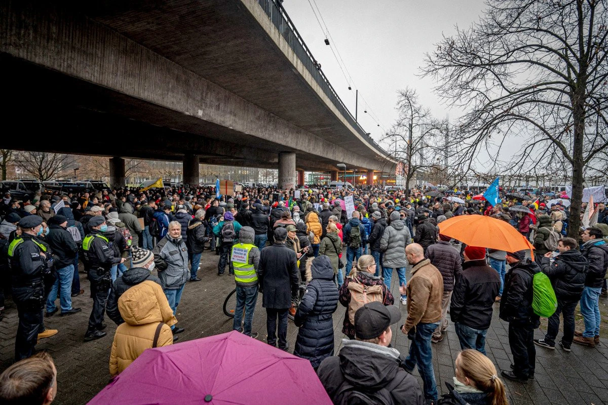 Proteste în Germania și în alte state europene împotriva restricțiilor și vaccinării obligatorii