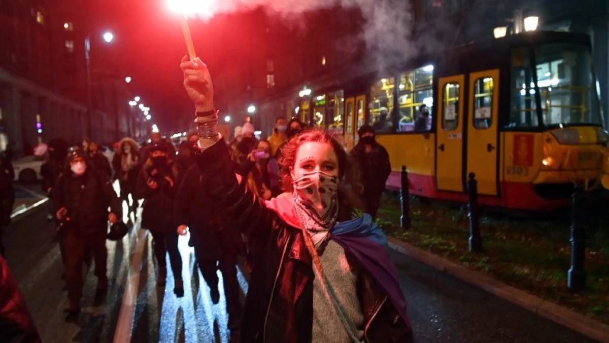 Proteste în mai multe orașe din Polonia după decizia privind interzicerea avortului