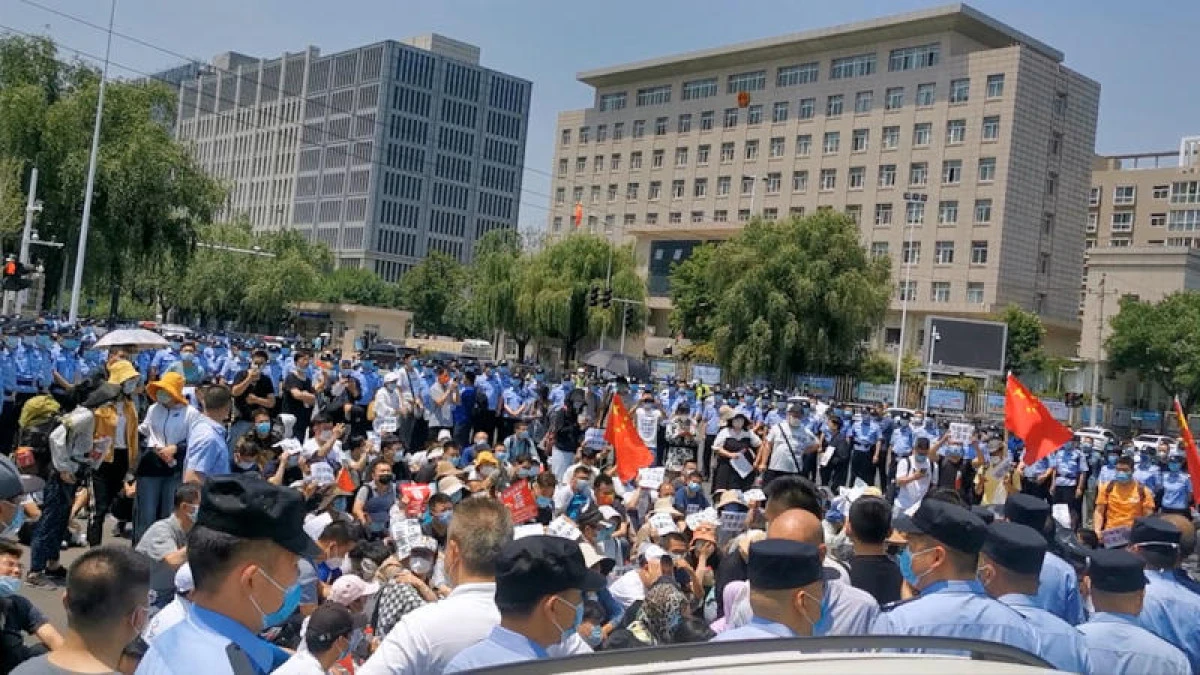 Proteste masive la cea mai mare fabrică de iPhone-uri din China
