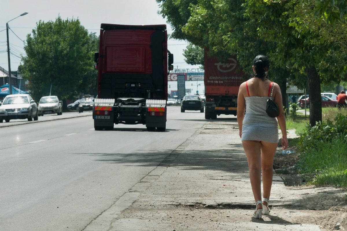 Proxeneți care obligau minore să se prostitueze în Arad și Cluj, prinși de DIICOT