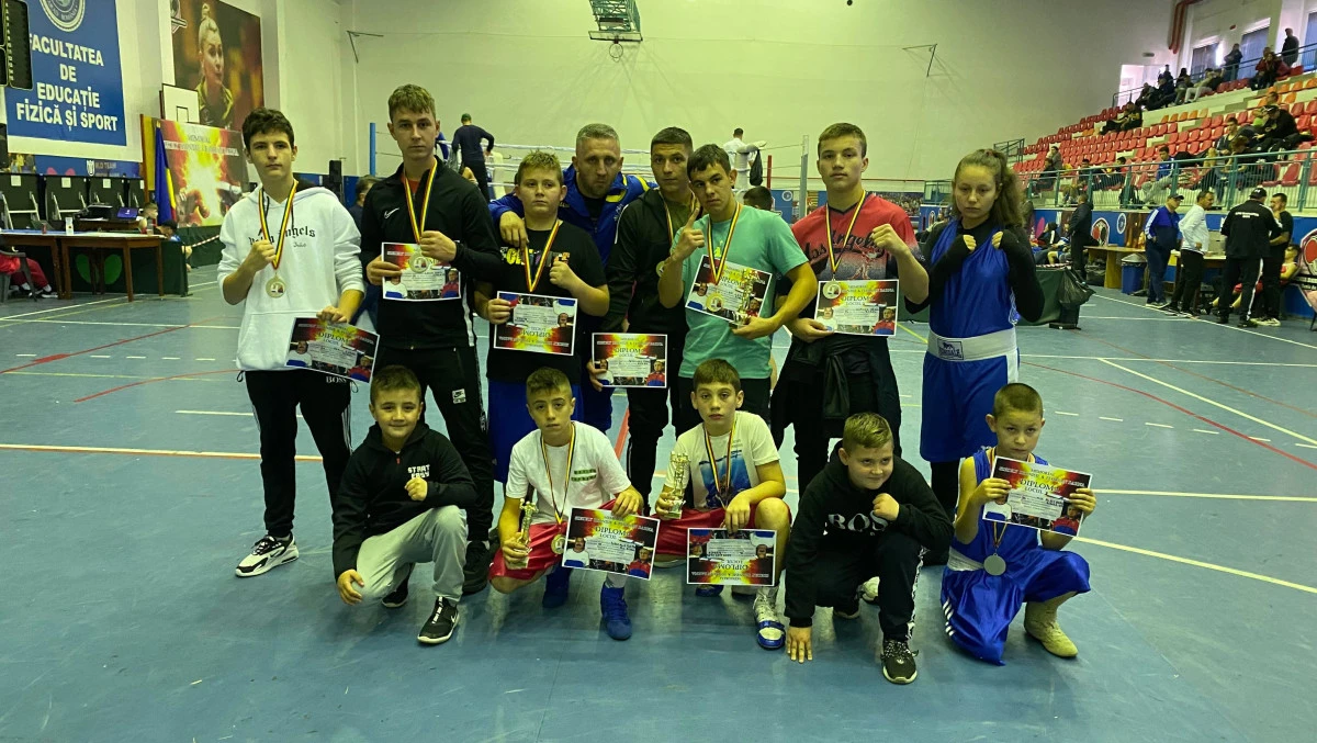 Pugiliștii lui Ruben Stoia au urcat pe cele mai înalte trepte ale podiumului, la regalul de box de la Arad! (FOTO)